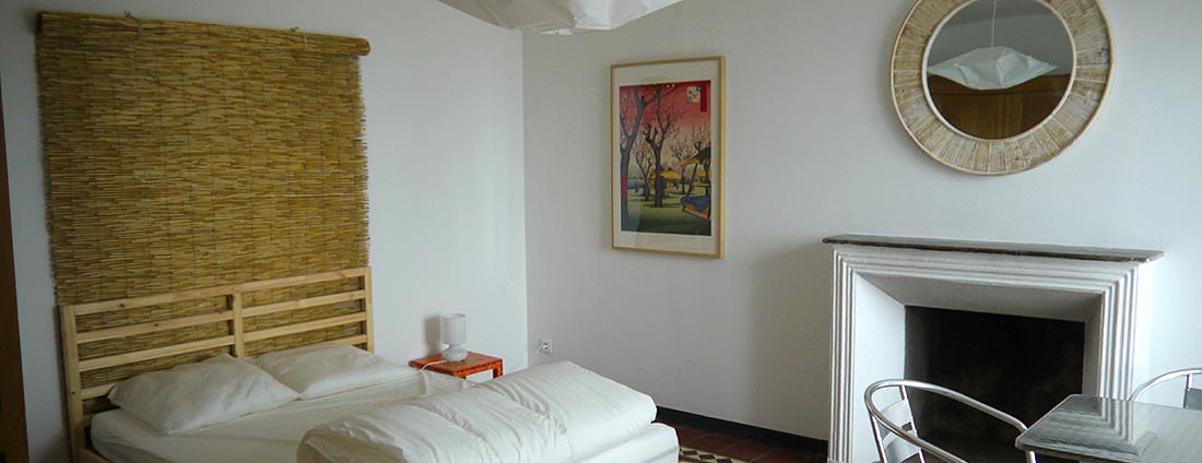 photo chambre - lit double - corsica-home.com - gîte vacances Corse plaine orientale
