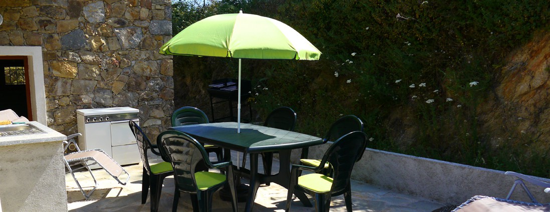 photo terrasse barbecue repas chaise-longue - corsica-home.com - gîte vacances Corse plaine orientale